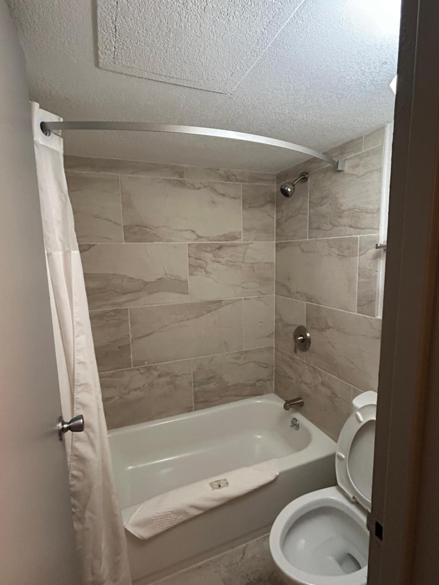 Quality Inn University Ленсинг Экстерьер фото