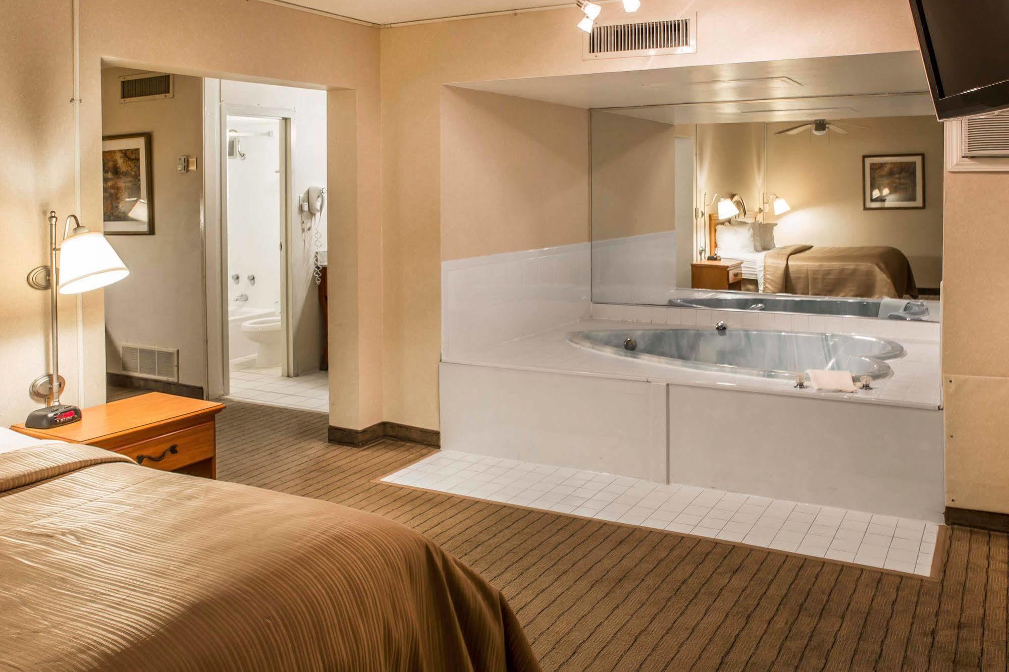 Quality Inn University Ленсинг Экстерьер фото